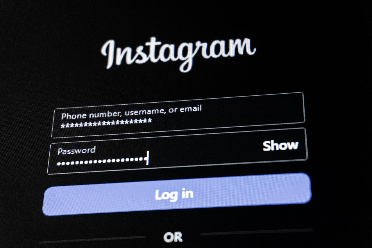 Instagram login screen with fields for username and password.